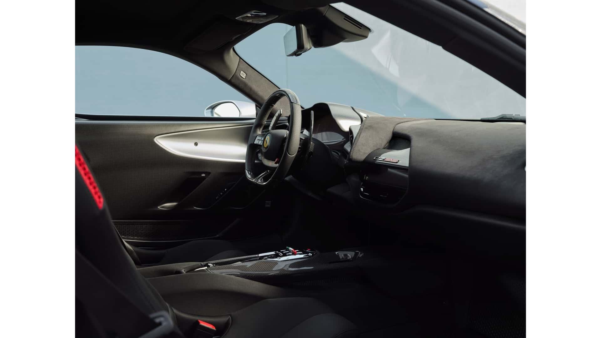 کابین و فرمان خودروی اسپرت فراری (Ferrari) CZ26 با طراحی مدرن