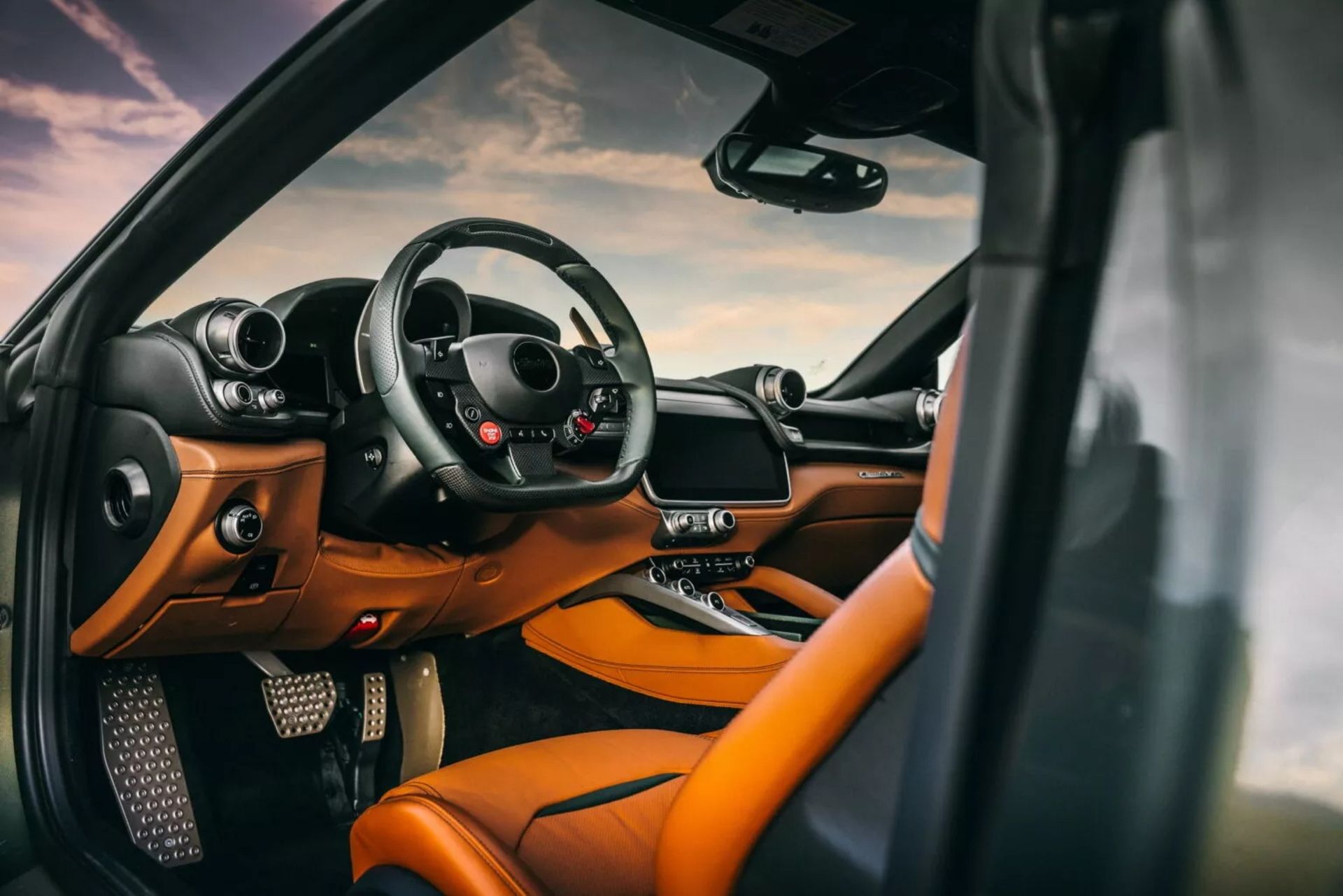 نمای داخل کابین خودرو فراری GTC4 Lusso آفرود