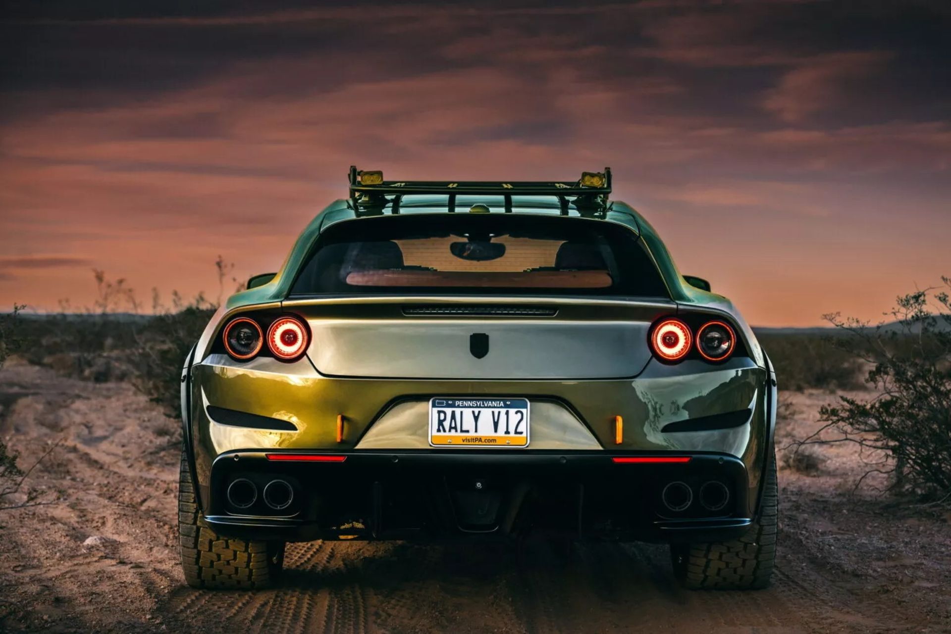 نمای عقب خودرو فراری GTC4 Lusso آفرود