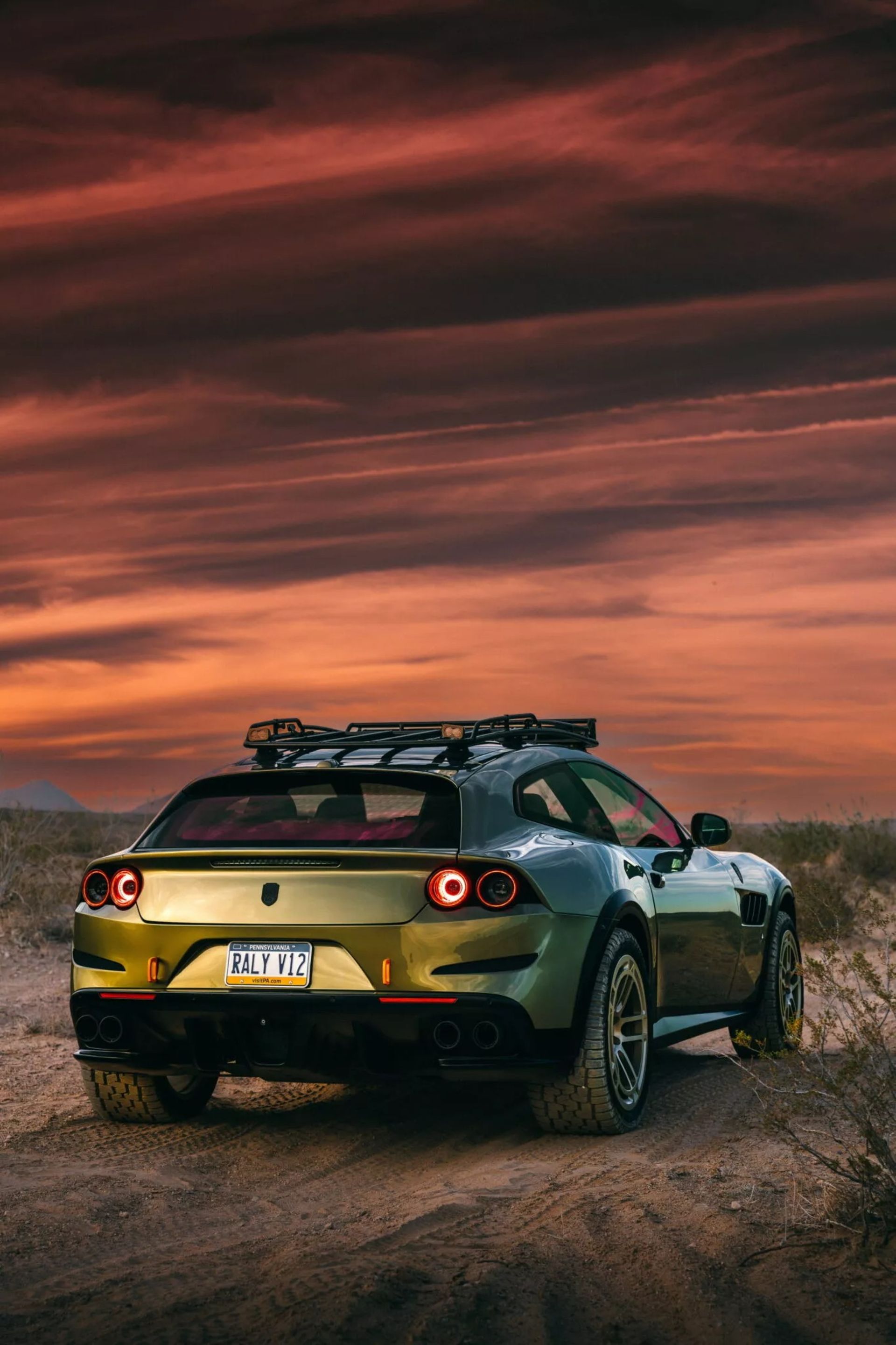 نمای سه‌چهارم عقب خودرو فراری GTC4 Lusso آفرود