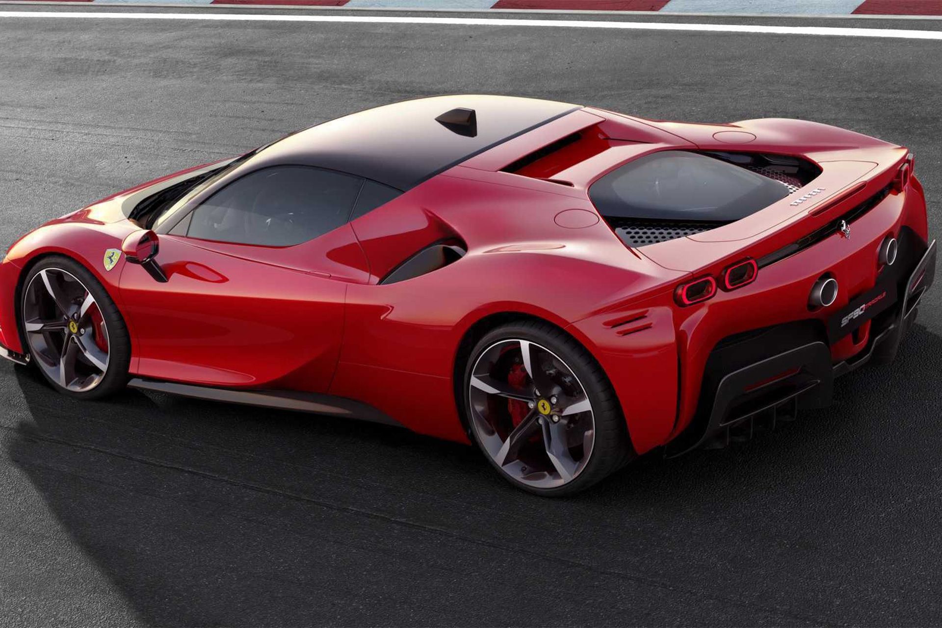 نمای سه‌چهارم عقب خودرو فراری SF90 Stradale 