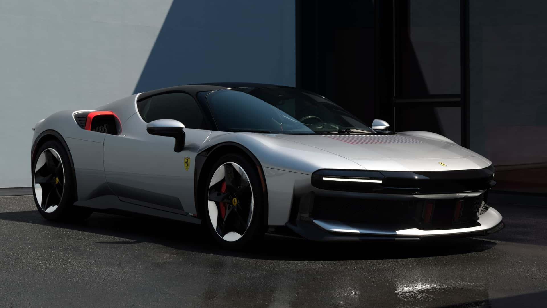 خودرو اسپرت فراری (Ferrari) با بدنه نقره‌ای و طراحی مدرن در فضای باز