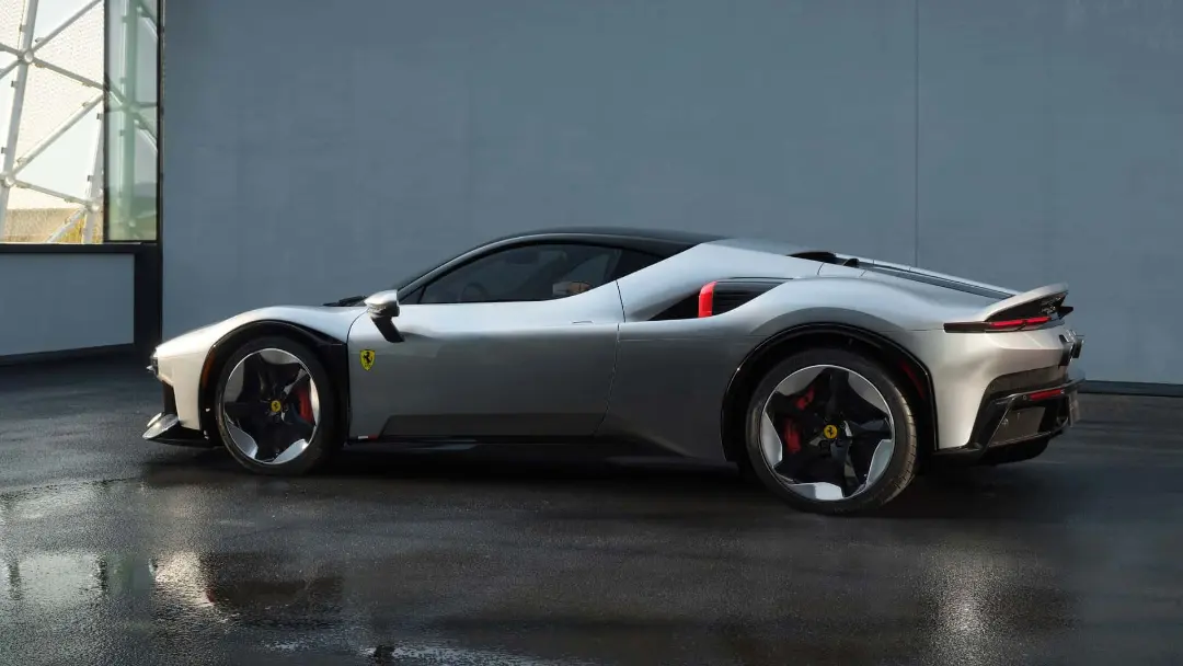 خودرو سوپر اسپرت فراری (Ferrari) با رنگ نقره‌ای در فضای باز