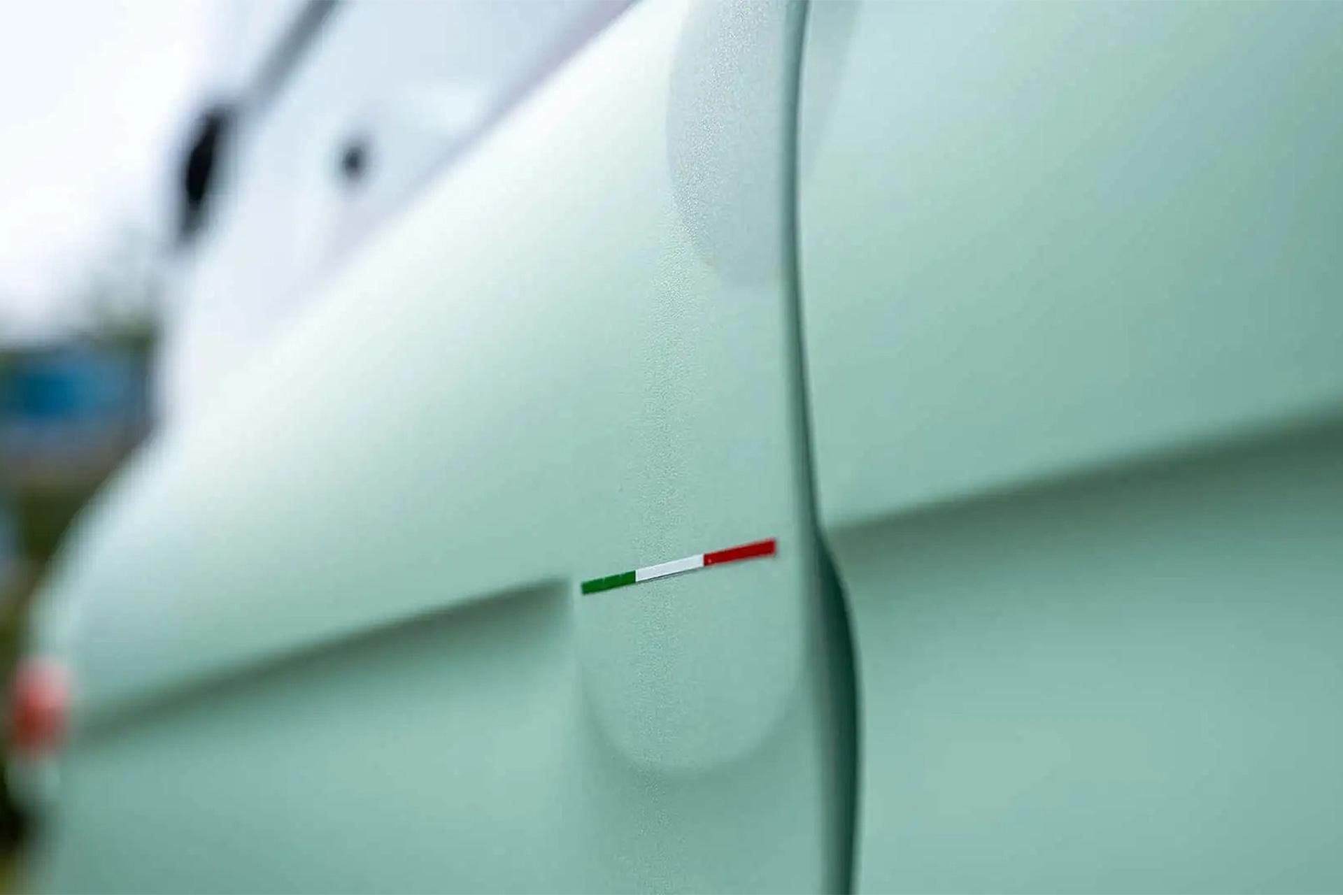 نماد پرچم ایتالیا روی بدنه‌ی خودرو فیات توپولینو از نمای نزدیک