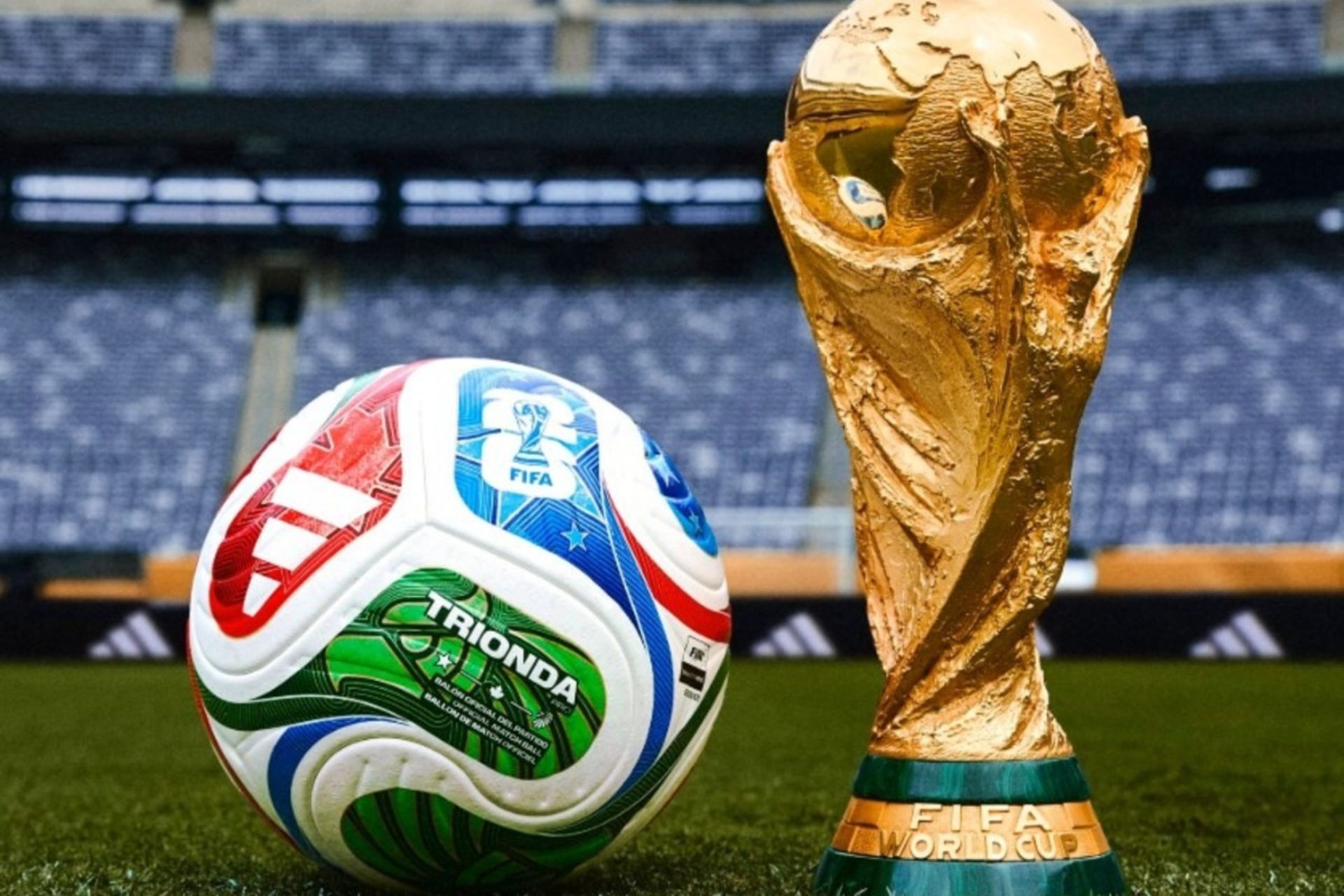 توپ در کنار جام جهانی فوتبال ۲۰۲۶