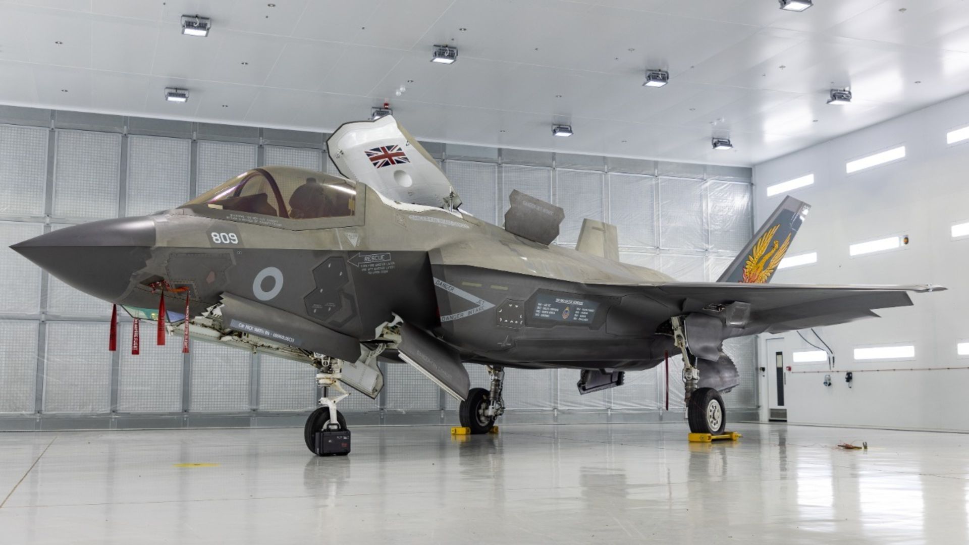 نمای بیرونی جنگنده‌ی نیروی هوایی بریتانیا در آشیانه