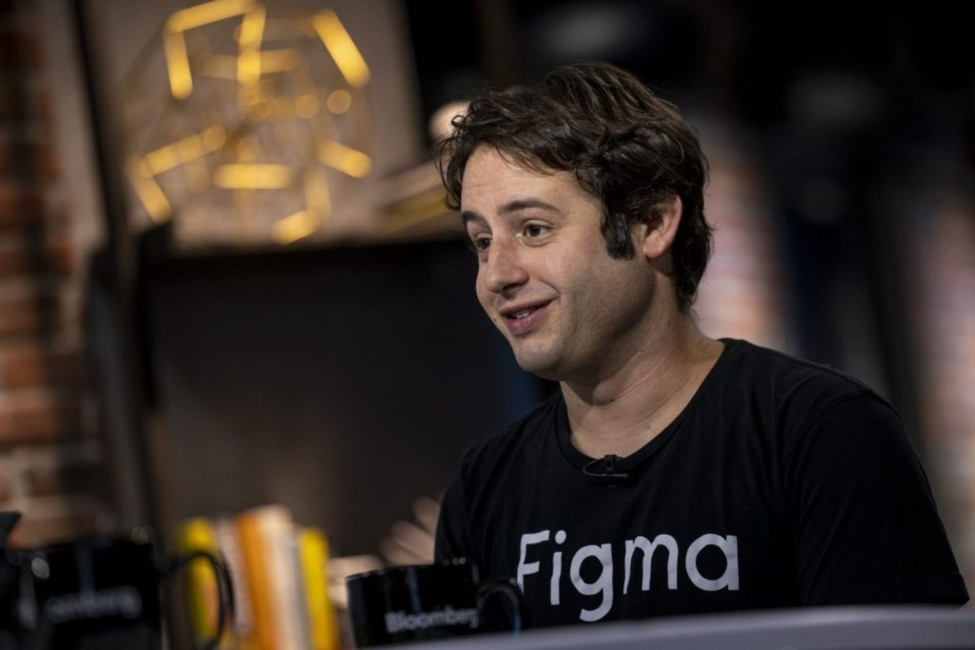 چهره‌ی پسر جوان با تیشرت مشکی