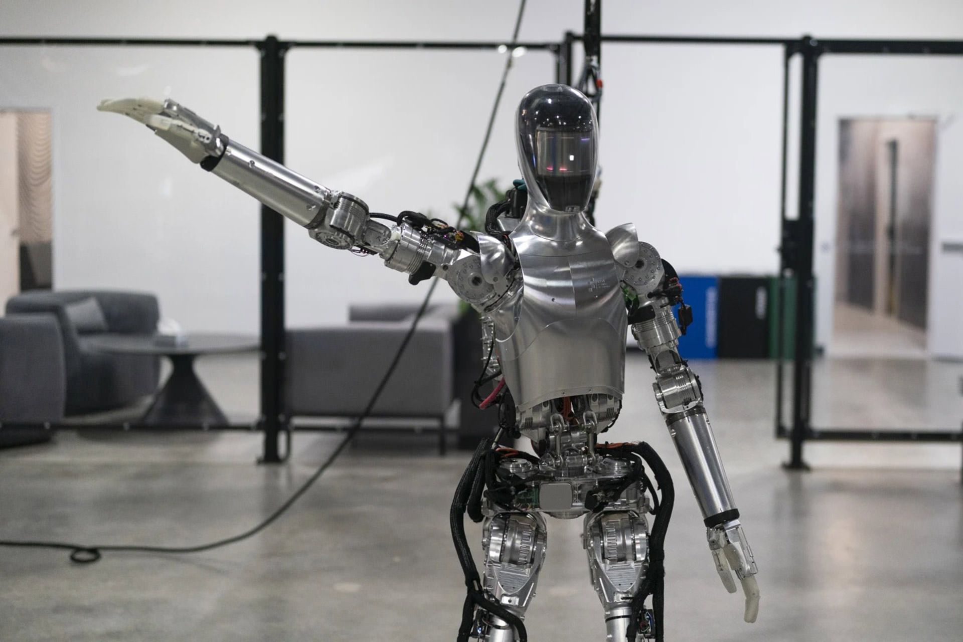 نمونه‌ی اولیه‌ی ربات انسان‌نمای شرکت فیگور از نمای رو‌به‌رو درحالی که دست راست خود را بالا برده