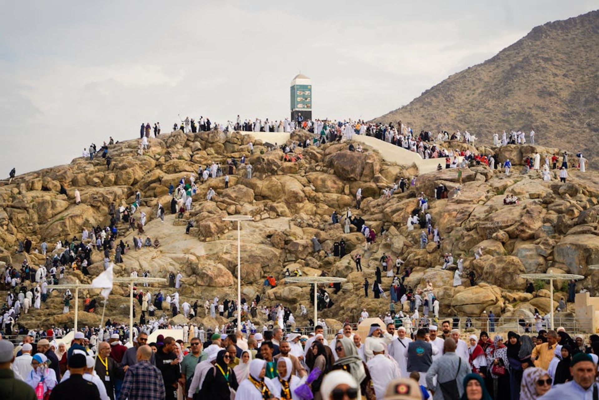 زائران حج در حال صعود به جبل رحمه کوه عرفات در سال ۲۰۲۴