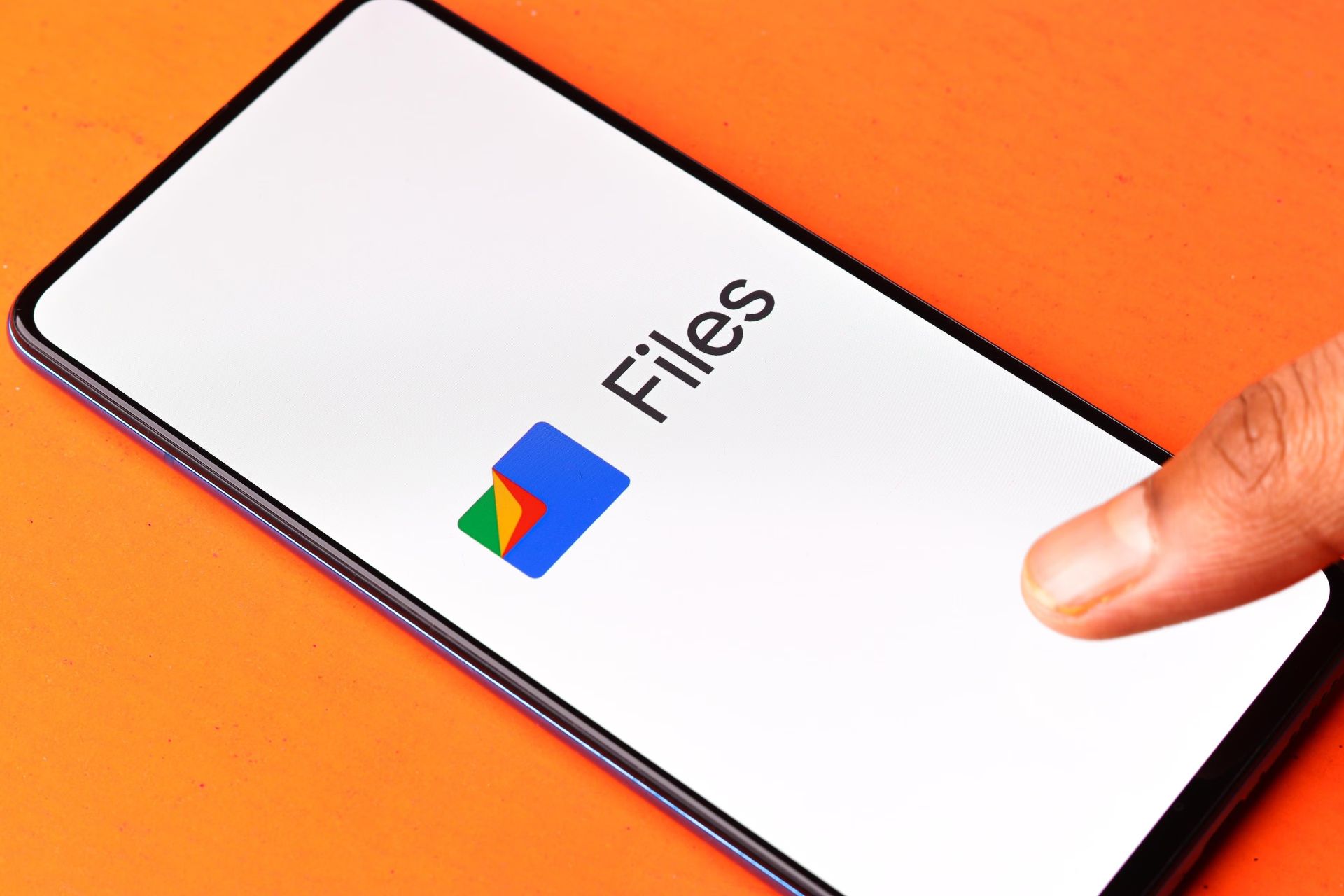 یک دست درحال کار کردن با صفحه‌ی یک گوشی