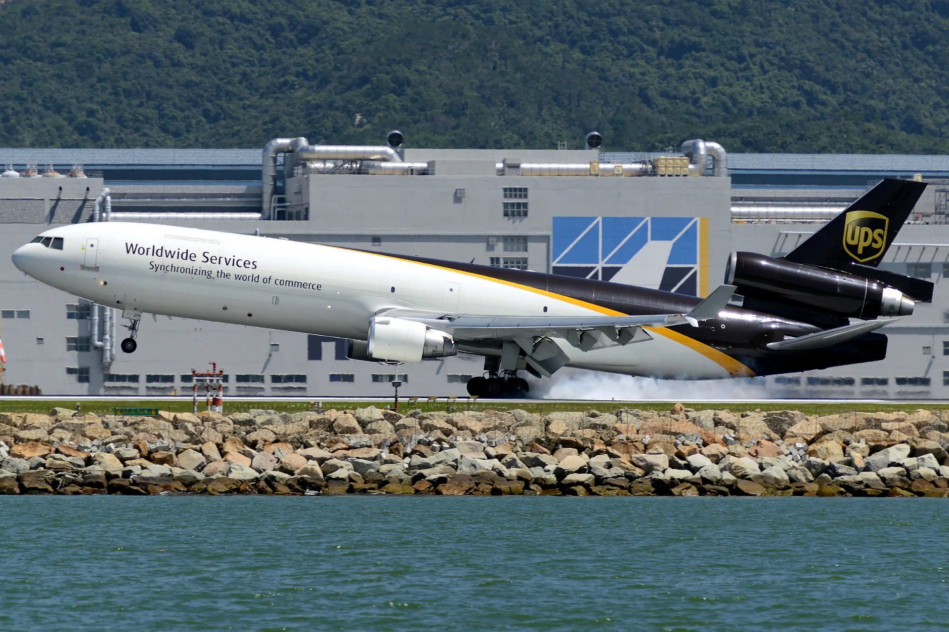 هواپیما درحال فرود در فرودگاه