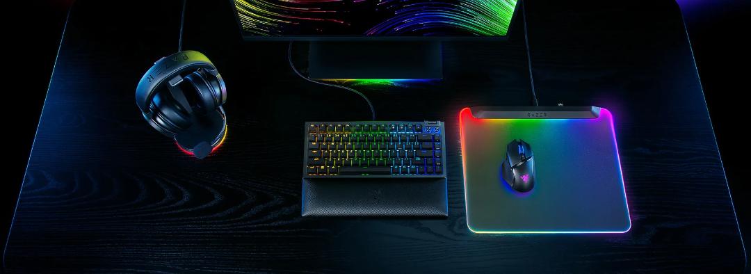 رنگ مشکی ماوس‌پد ریزر مدل Firefly V2 Pro با نورپردازی RGB در کنار کیبورد و هدفون گیمینگ ریزر