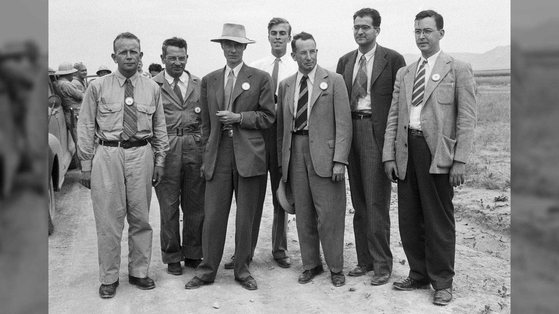 اوپنهایمر و دیگر دانشمندان