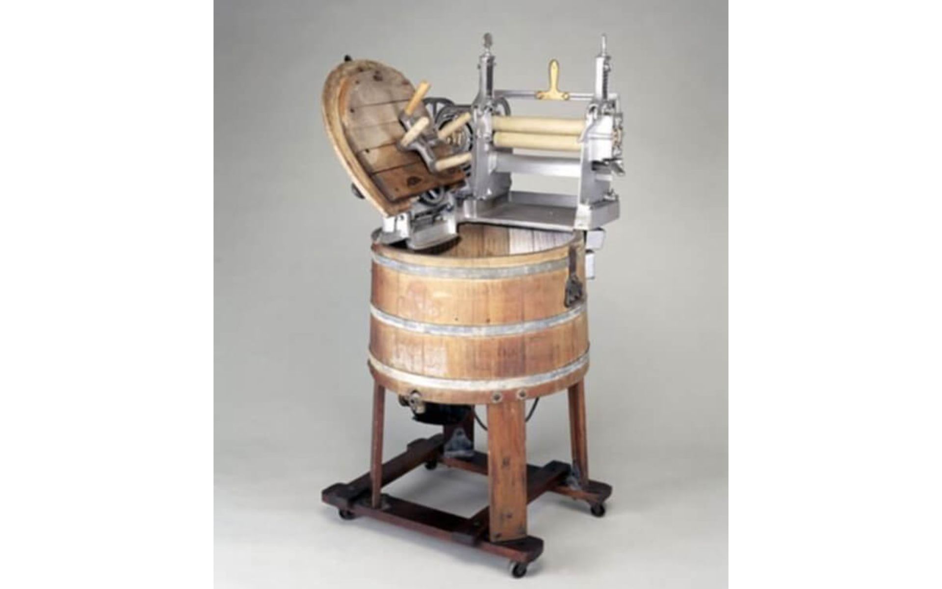 اولین ماشین لباسشویی با دیگ چرخان توسعه یافته