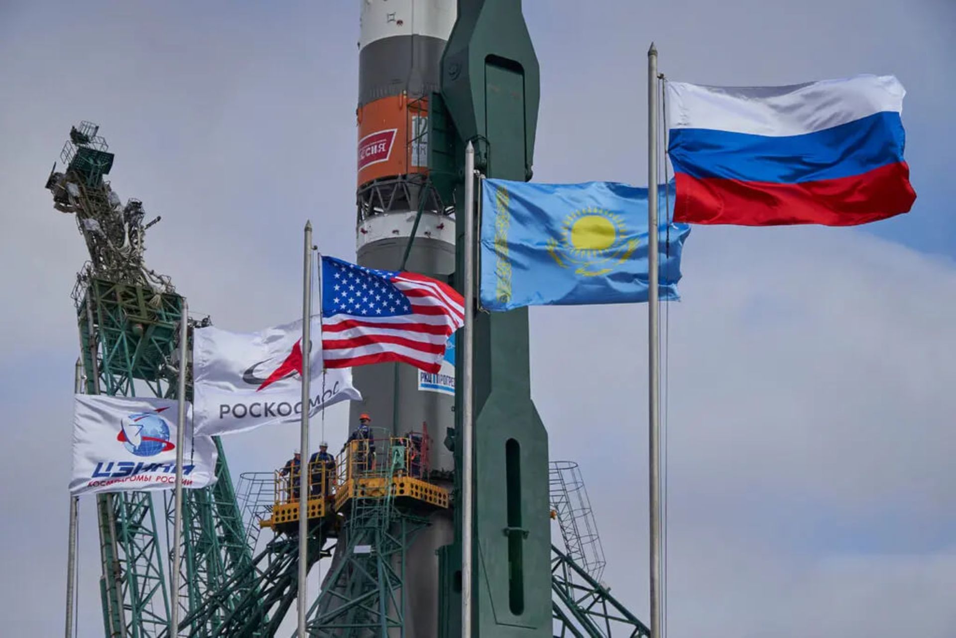 پرچم‌های روسیه، قزاقستان و ایالات متحده در حال اهتزاز در پایگاه فضایی بایکنور