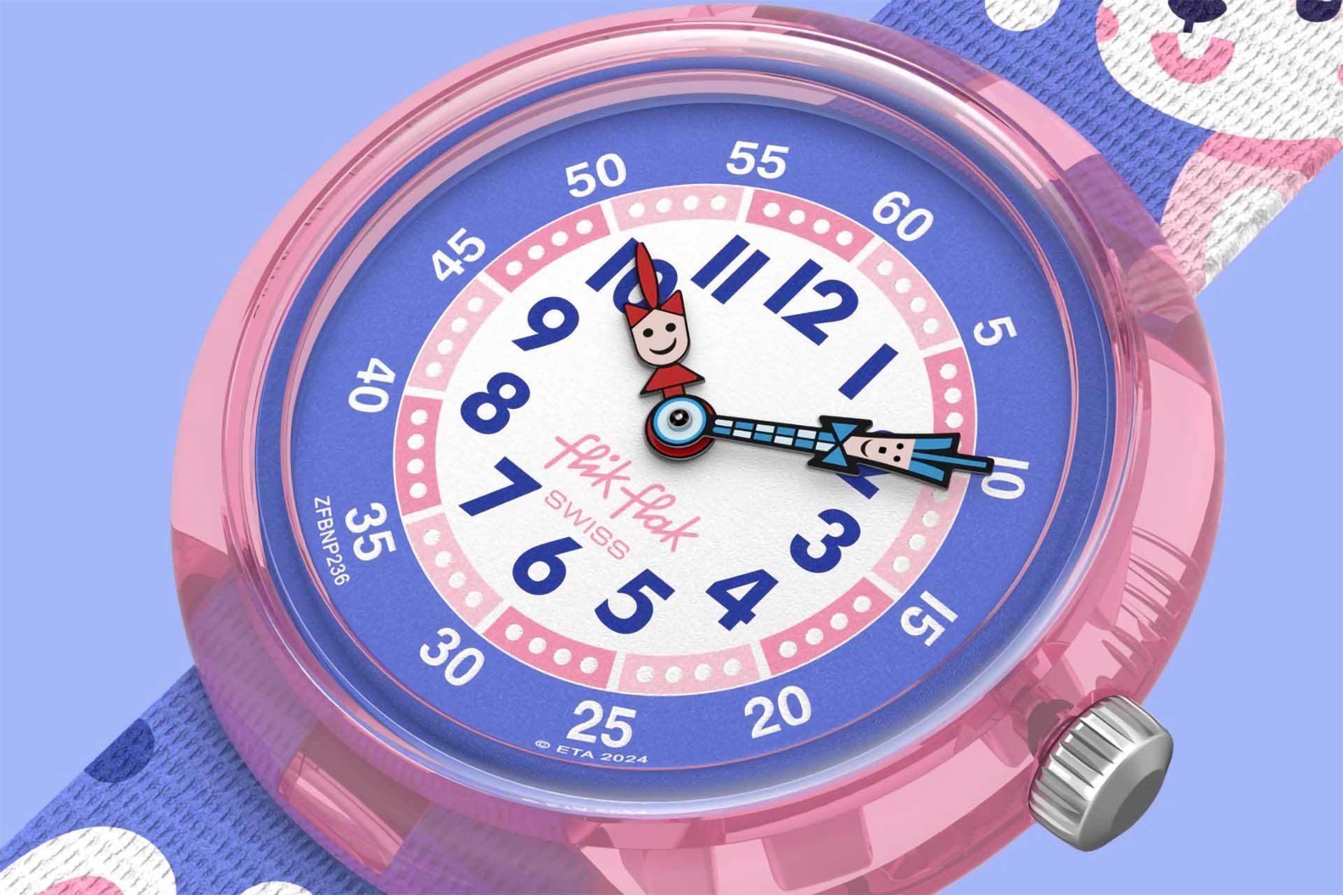 ساعت مچی عقربه‌ای بچگانه فلیک فلک مدل bake it up صورتی رنگ نمای نزدیک صفحه با عقربه‌های فانتزی عروسکی