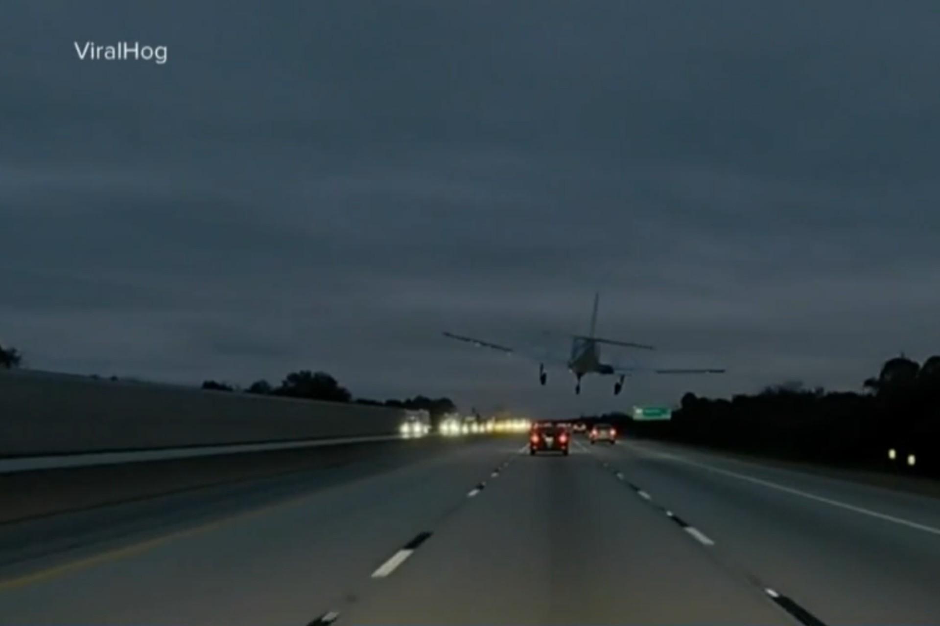 یک هواپیما روی بزرگراه در تاریکی شب