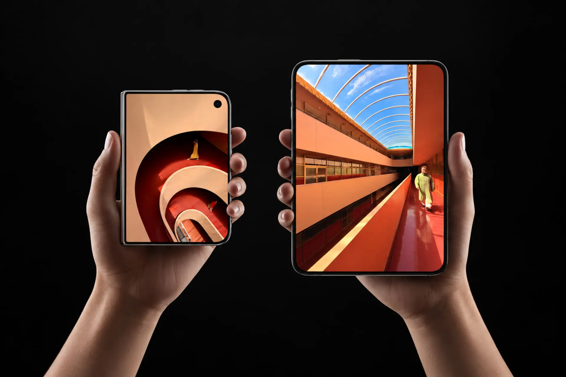 گوشی تاشو اپل (Apple) و سامسونگ (Samsung) در دستان دو نفر