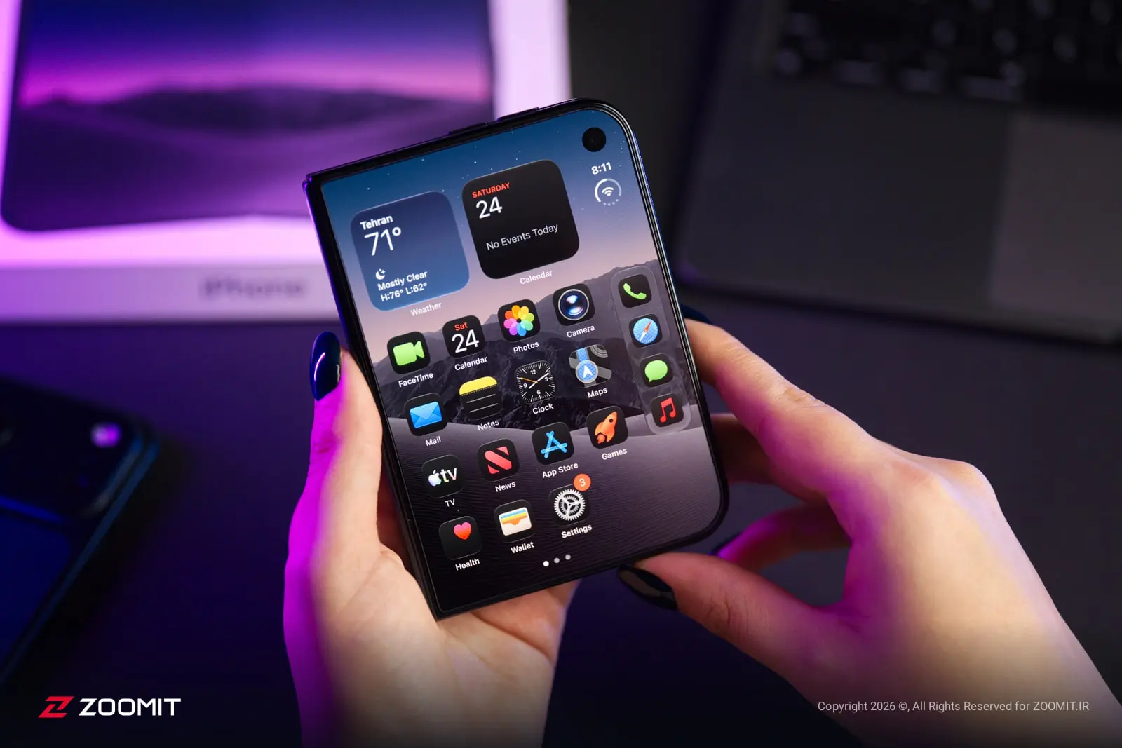 گوشی آیفون دوئو / iPhone Duo اپل در دست یک زن