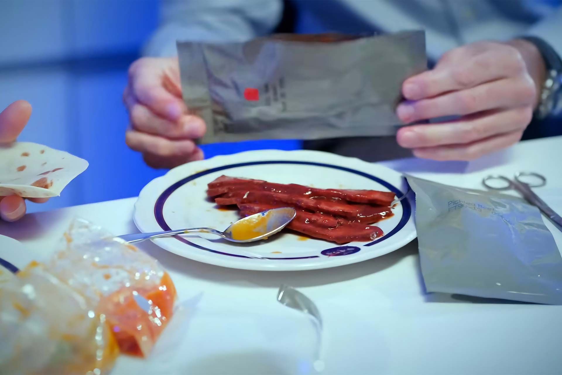 ریختن سس روی غذا