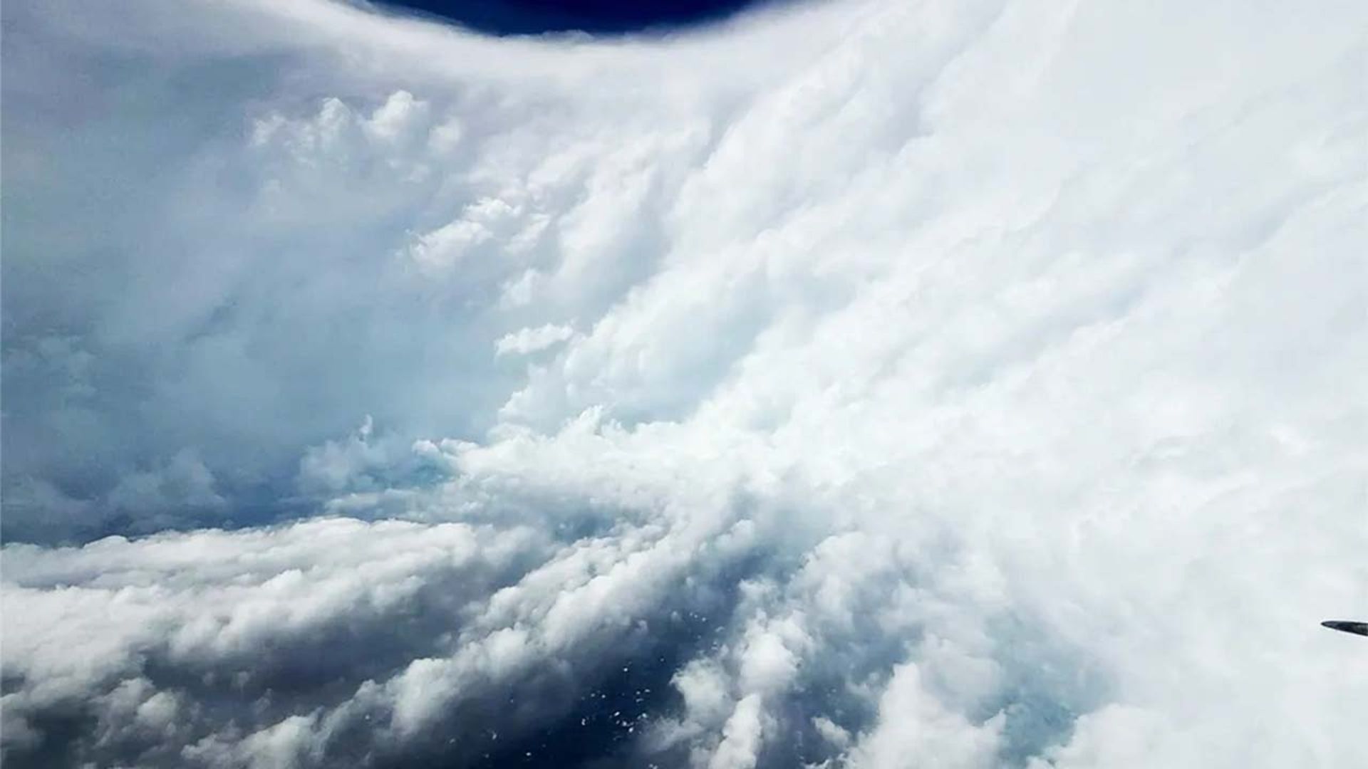 مرکز توفند ملیسا دراحاطه دیواری از ابرهای عظیم