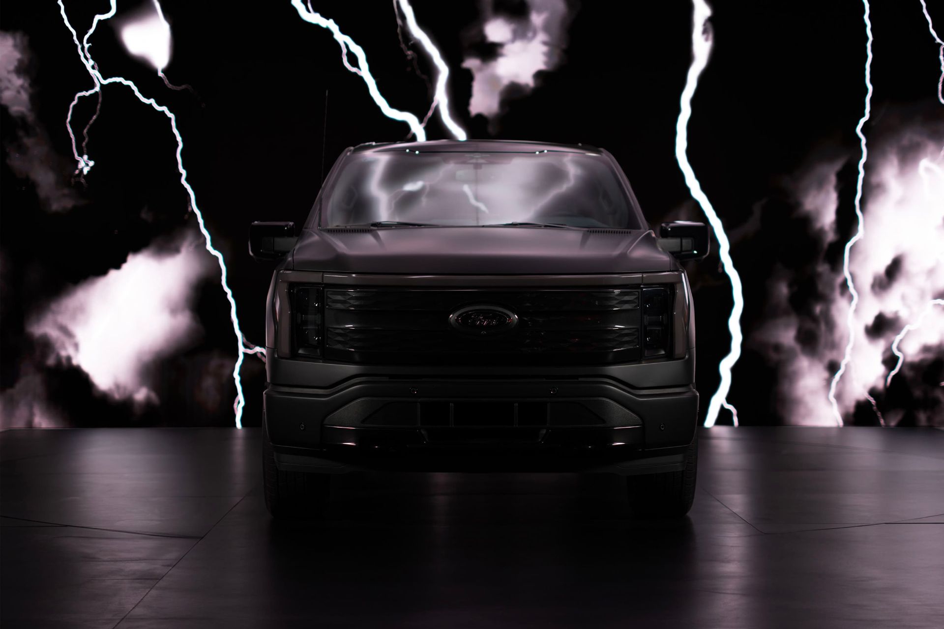 مدل مشکی فورد Ford F-150 Lightning با رعد و برق