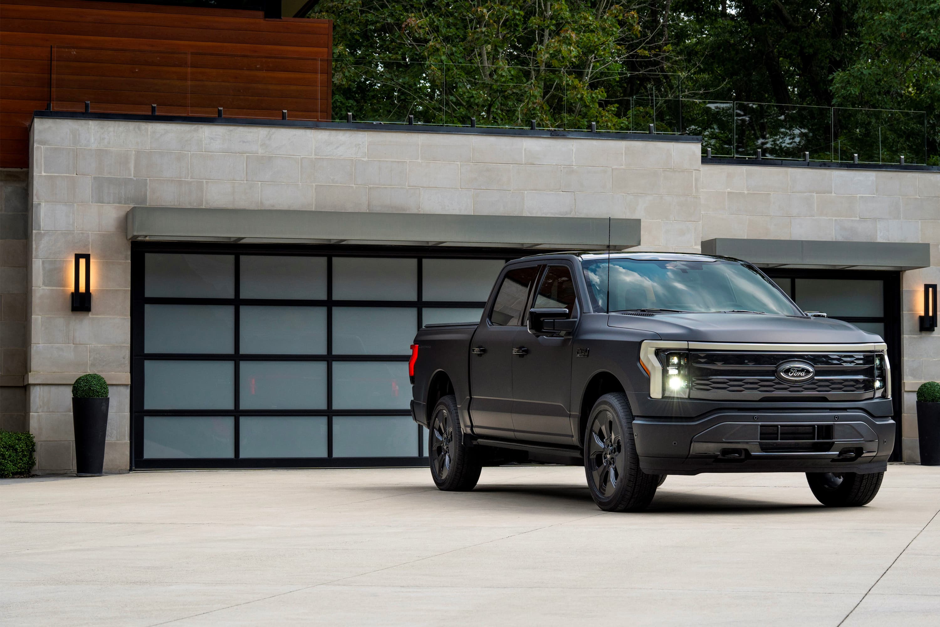 فورد سرعت شارژ مدل‌های ۲۰۲۲ و ۲۰۲۳ خودرو F-150 Lightning را افزایش داد