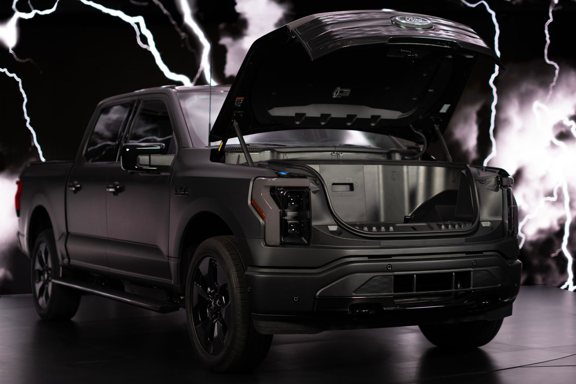 مدل مشکی فورد Ford F-150 Lightning کاپوت باز