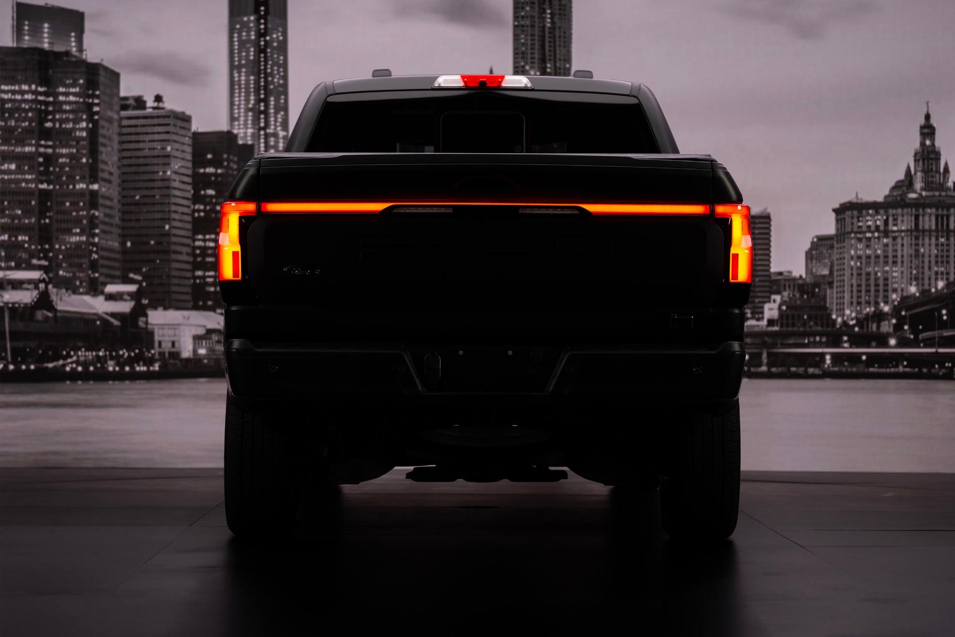 نمای پشت مدل مشکی فورد Ford F-150 Lightning