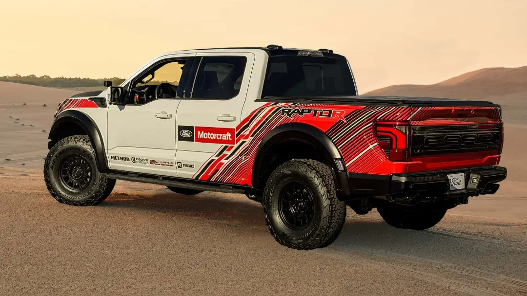 نمای سه‌چهارم عقب خودرو فورد F-150 رپتور R