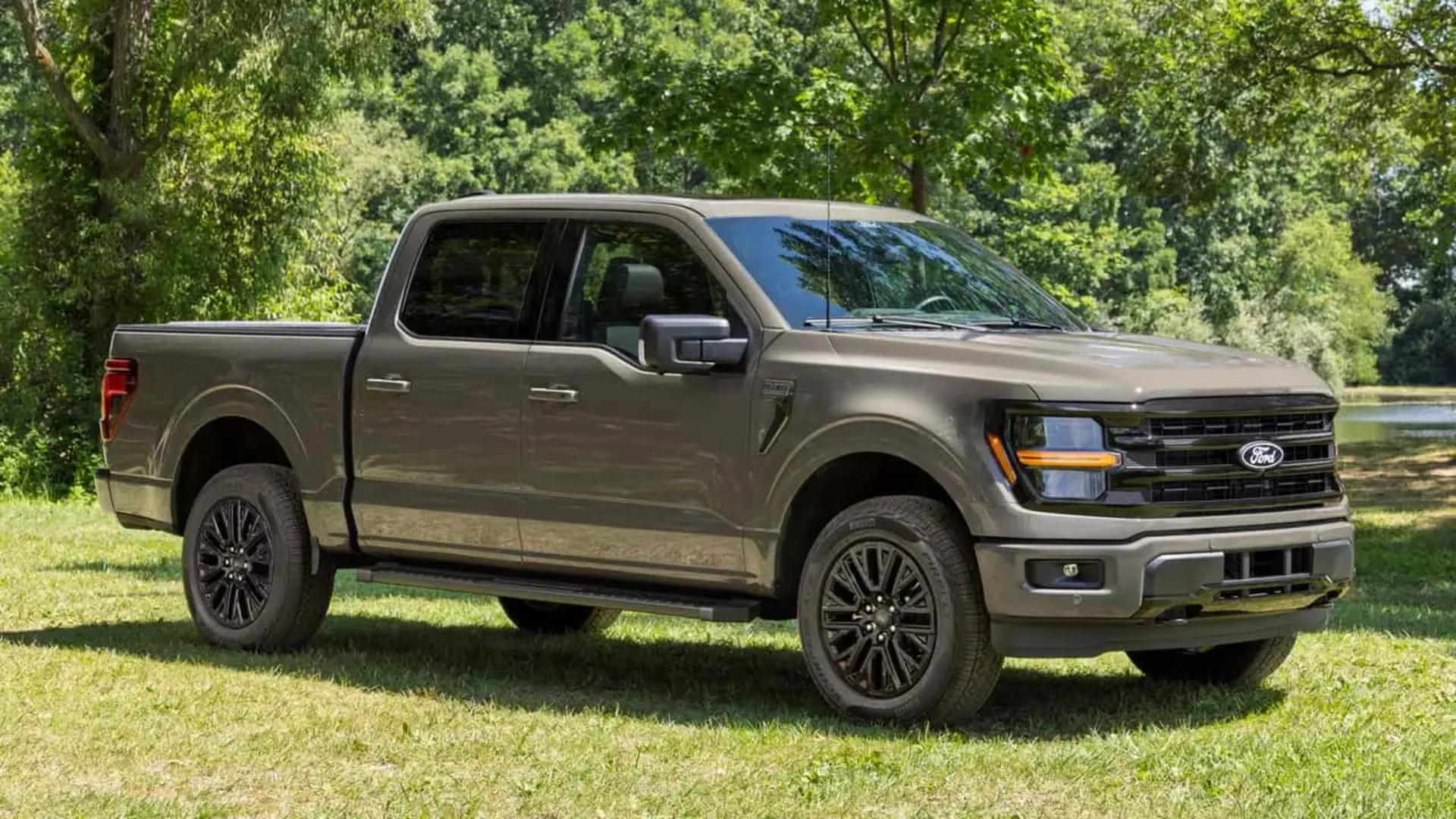 وانت فورد F-150 (Ford F-150) مدل ۲۰۲۷ با رنگ قهوه‌ای متالیک در فضای سبز