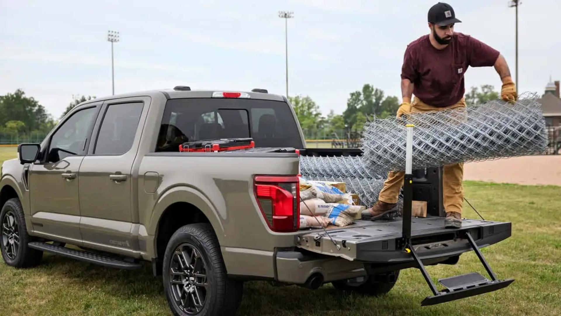 پیکاپ فورد F-150 (Ford F-150) مدل ۲۰۲۷ با در عقب باز در فضای باز