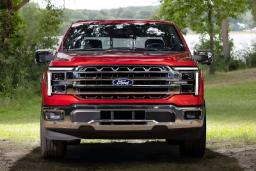 پیکاپ قرمز رنگ فورد (Ford F-150) مدل ۲۰۲۷ در فضای باز