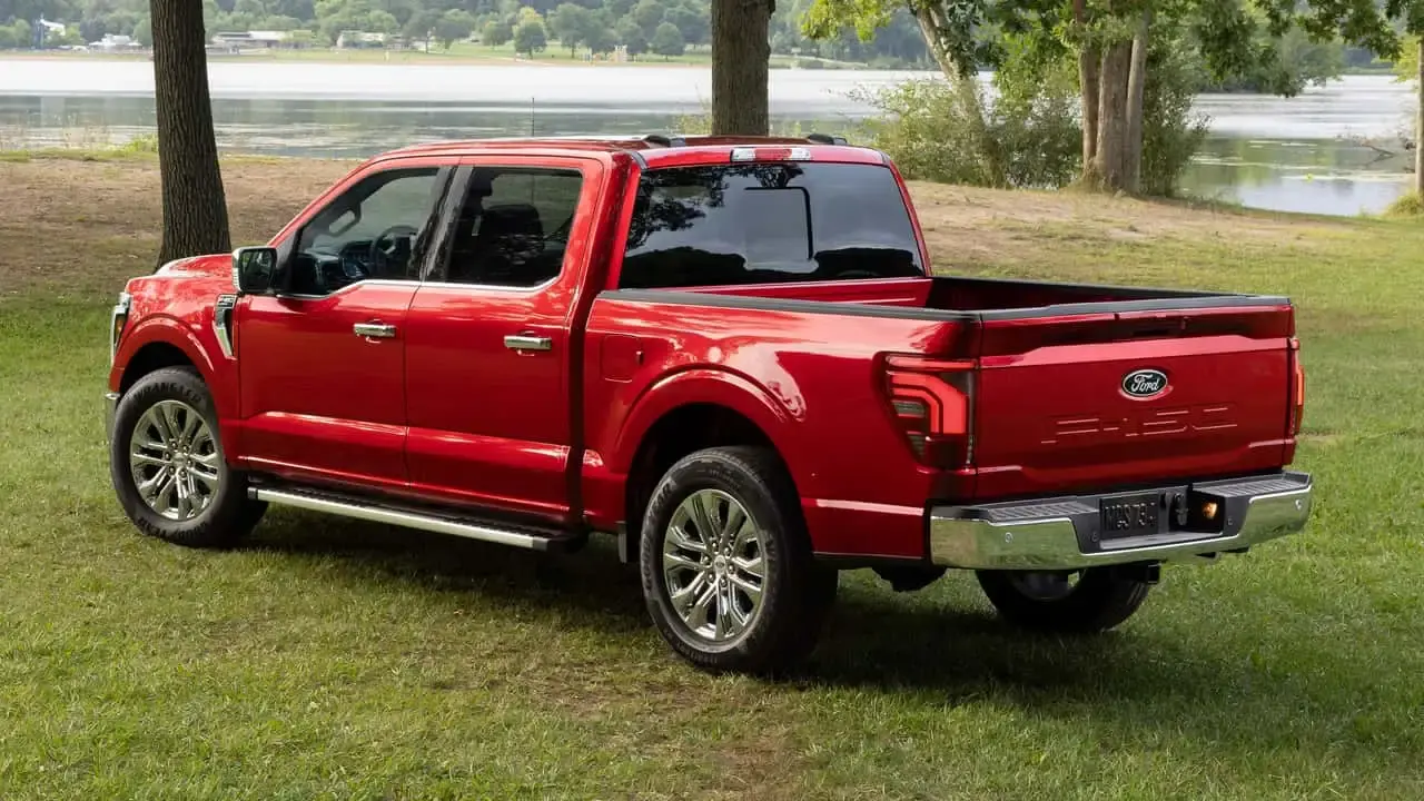 پیکاپ فورد F-150 (Ford F-150) قرمز رنگ در فضای سبز کنار دریاچه
