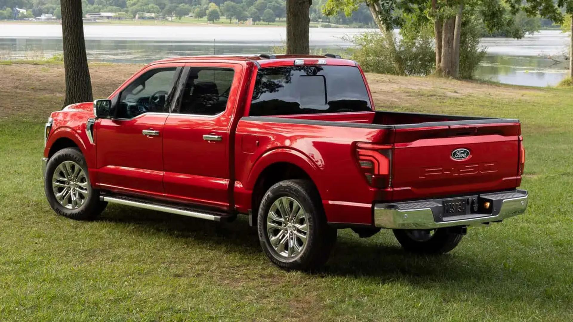 پیکاپ فورد F-150 (Ford F-150) قرمز رنگ در فضای سبز کنار دریاچه