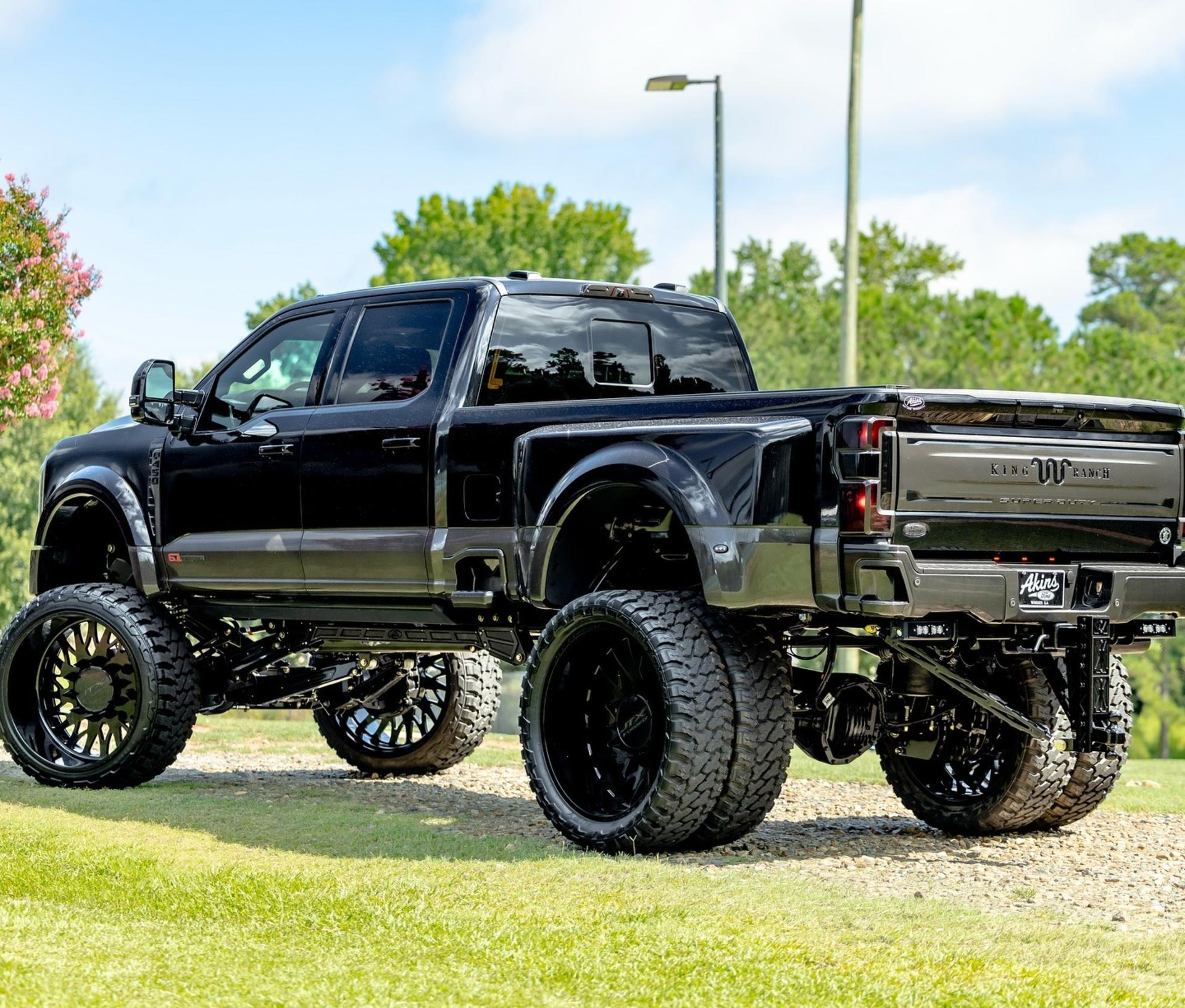 نمای سه‌چهارم عقب خودرو فورد F-450 آکینز