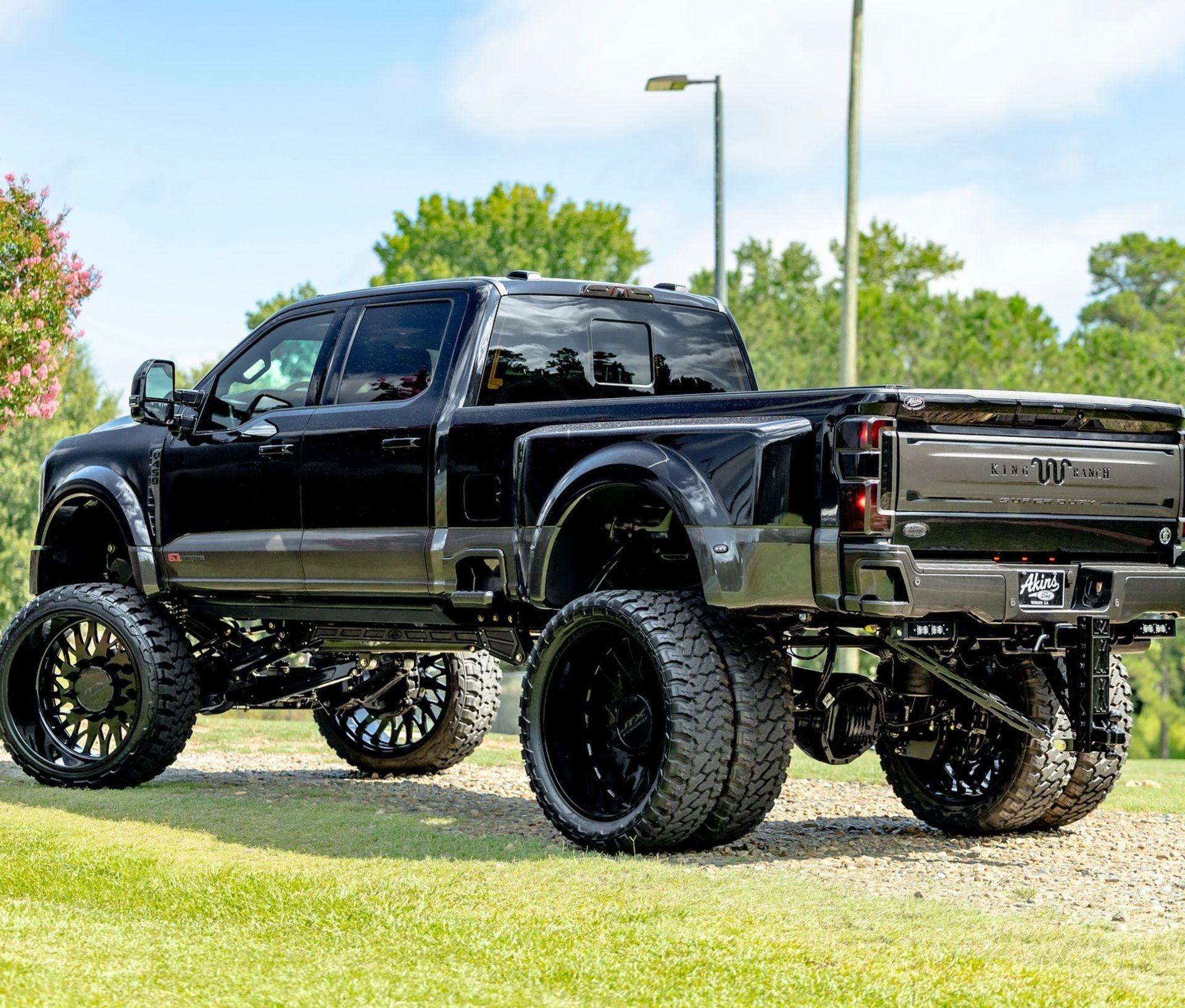 نمای سه‌چهارم عقب خودرو فورد F-450 آکینز