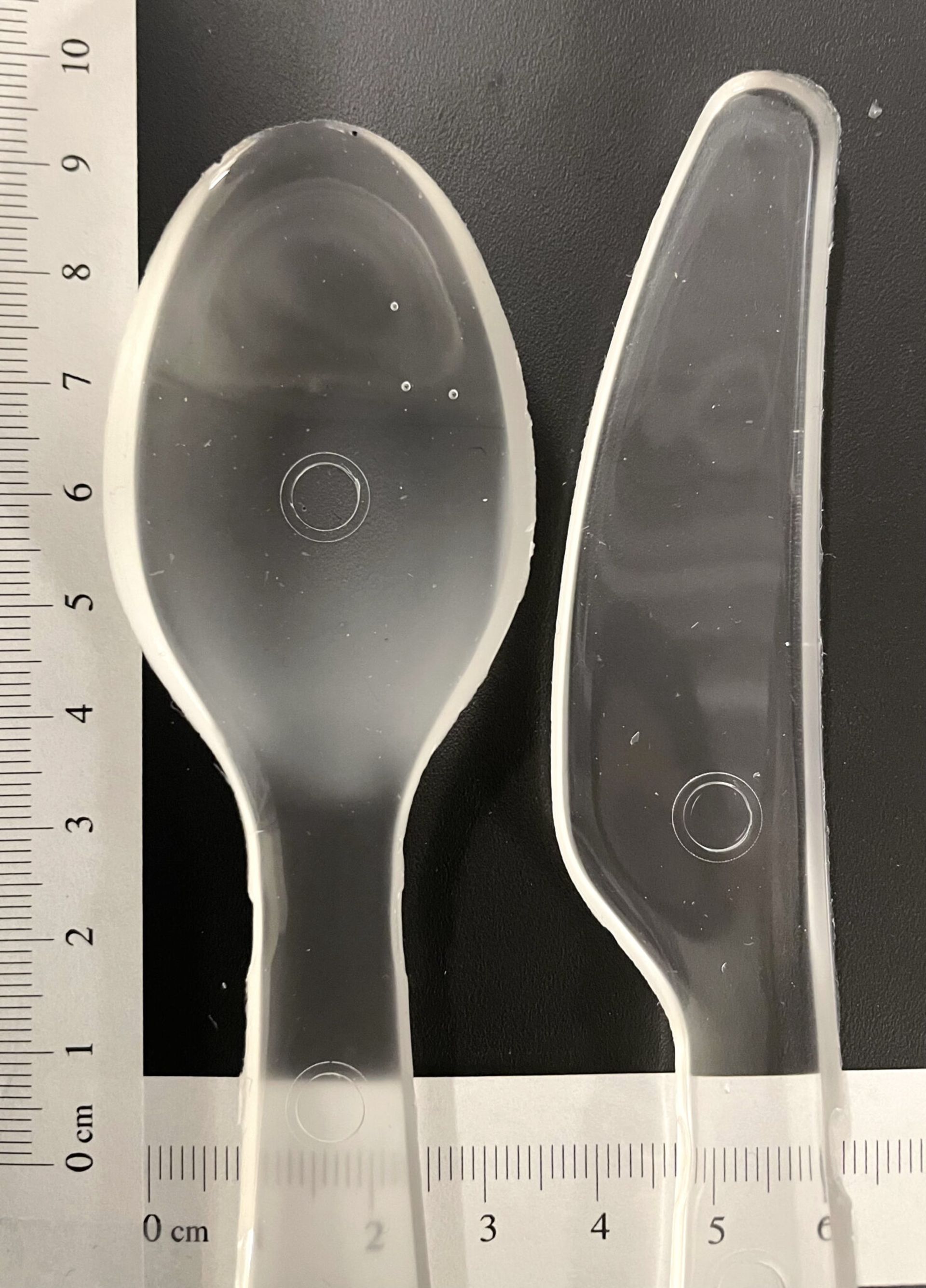 کارد و قاشقی از جنس پلی اتیل‌سیانواکریلات