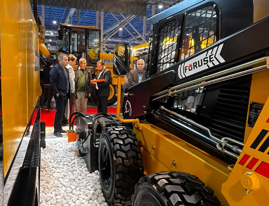 مینی لودر (Mini Loader) برند فوریوز (Foruse) در محوطه نمایشگاه