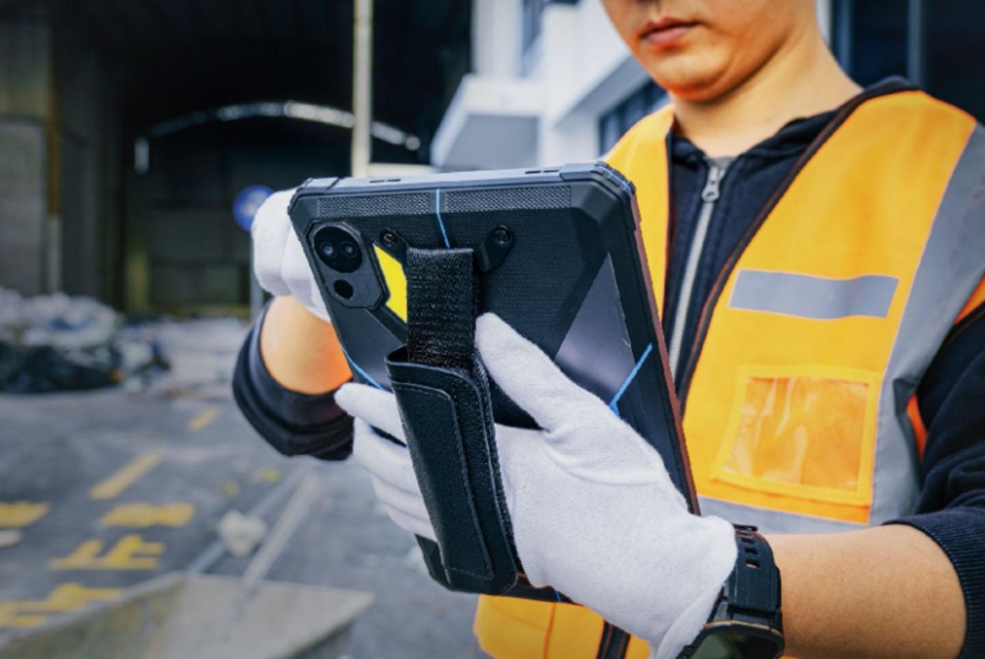 مردی در حال کار کردن با تبلت فوسیبات DT2