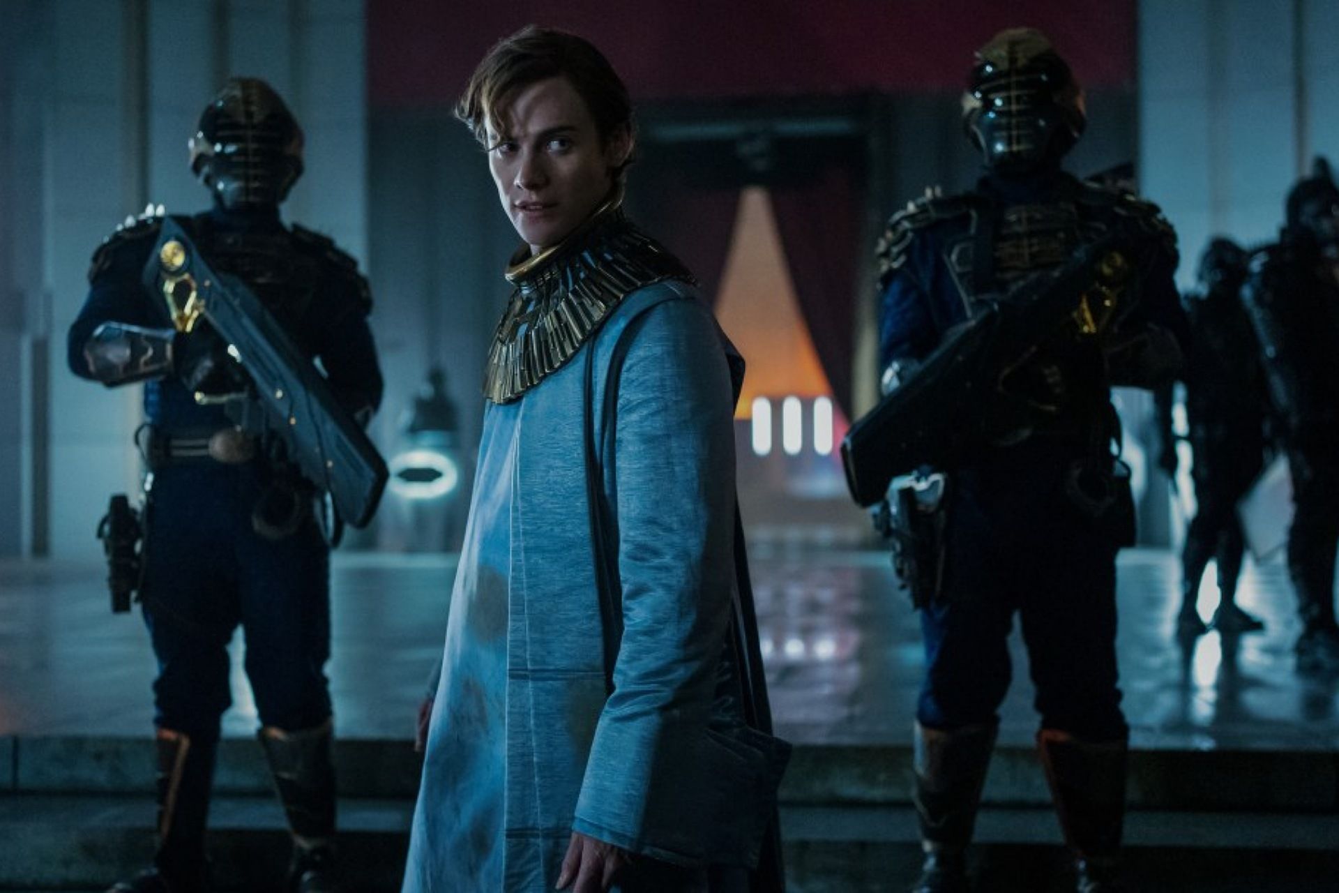 یک پسر جوان و دو سرباز در فصل سوم سریال Foundation