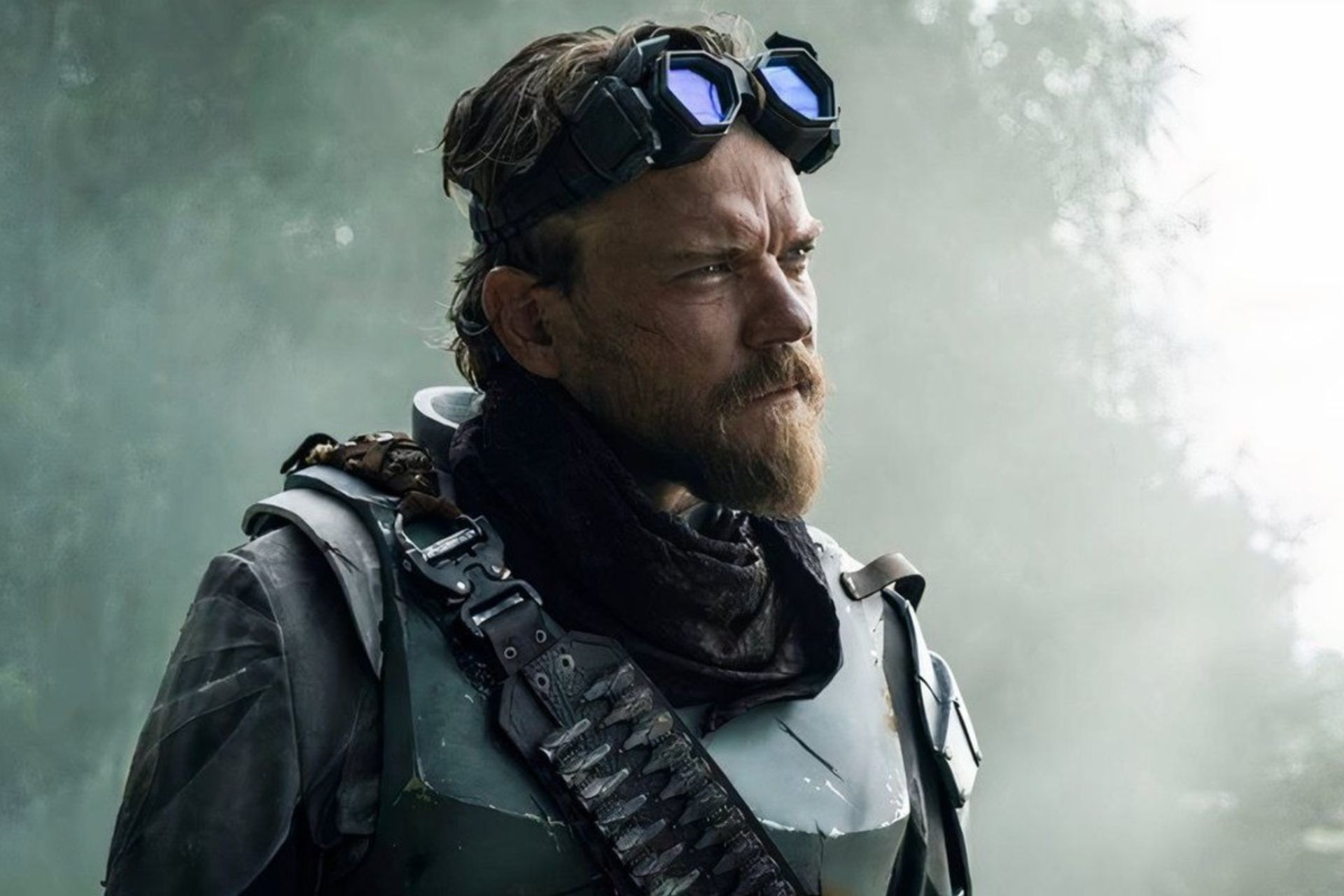 مردی با لباس جنگی و عینک بزرگ روی سر