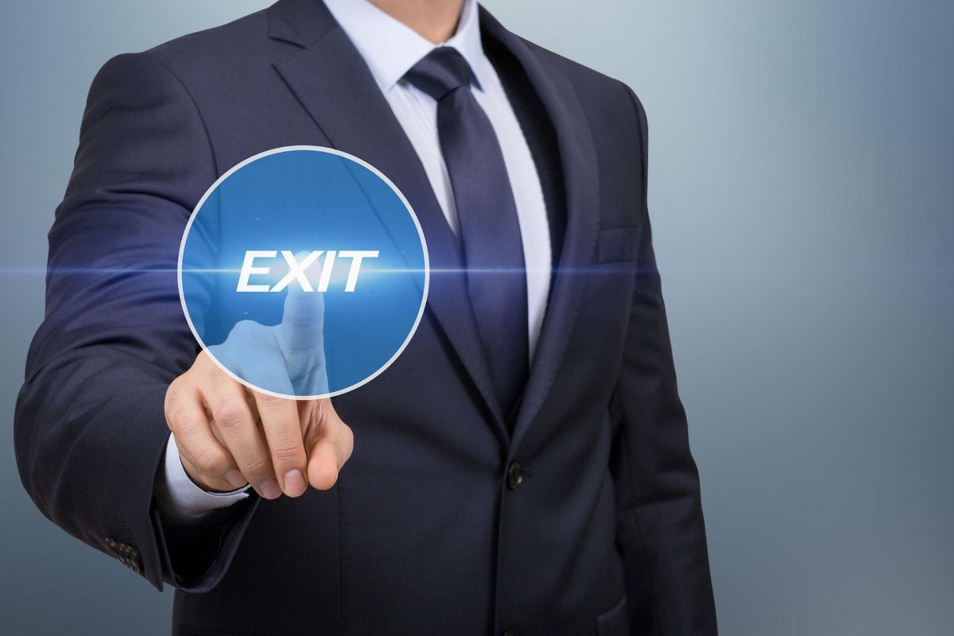 مردی با کت و شلوار - نوشته کلمه exit