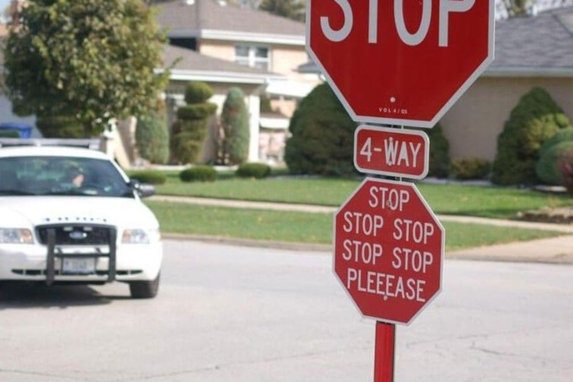 تابلو هشدار ایست کنار یک جاده