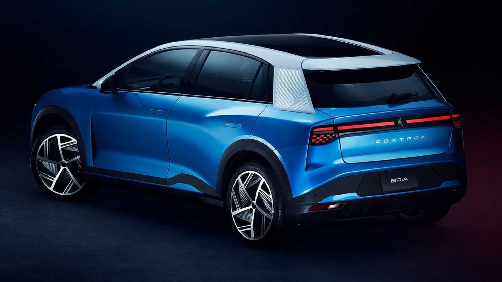 نمای سه‌چهارم خودرو فاکسکان بریا رنگ آبی