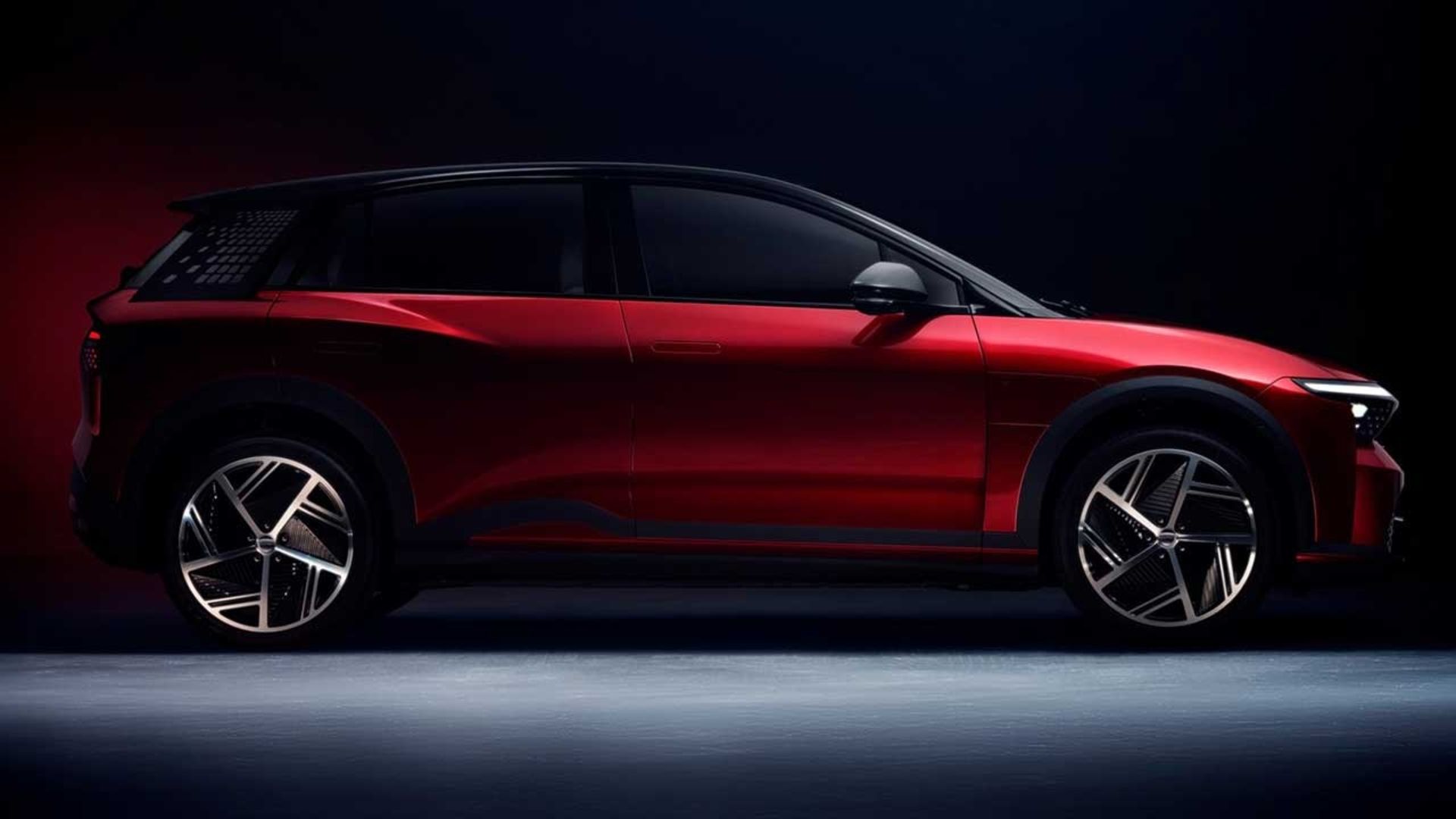 نمای جانبی خودرو فاکسکان بریا