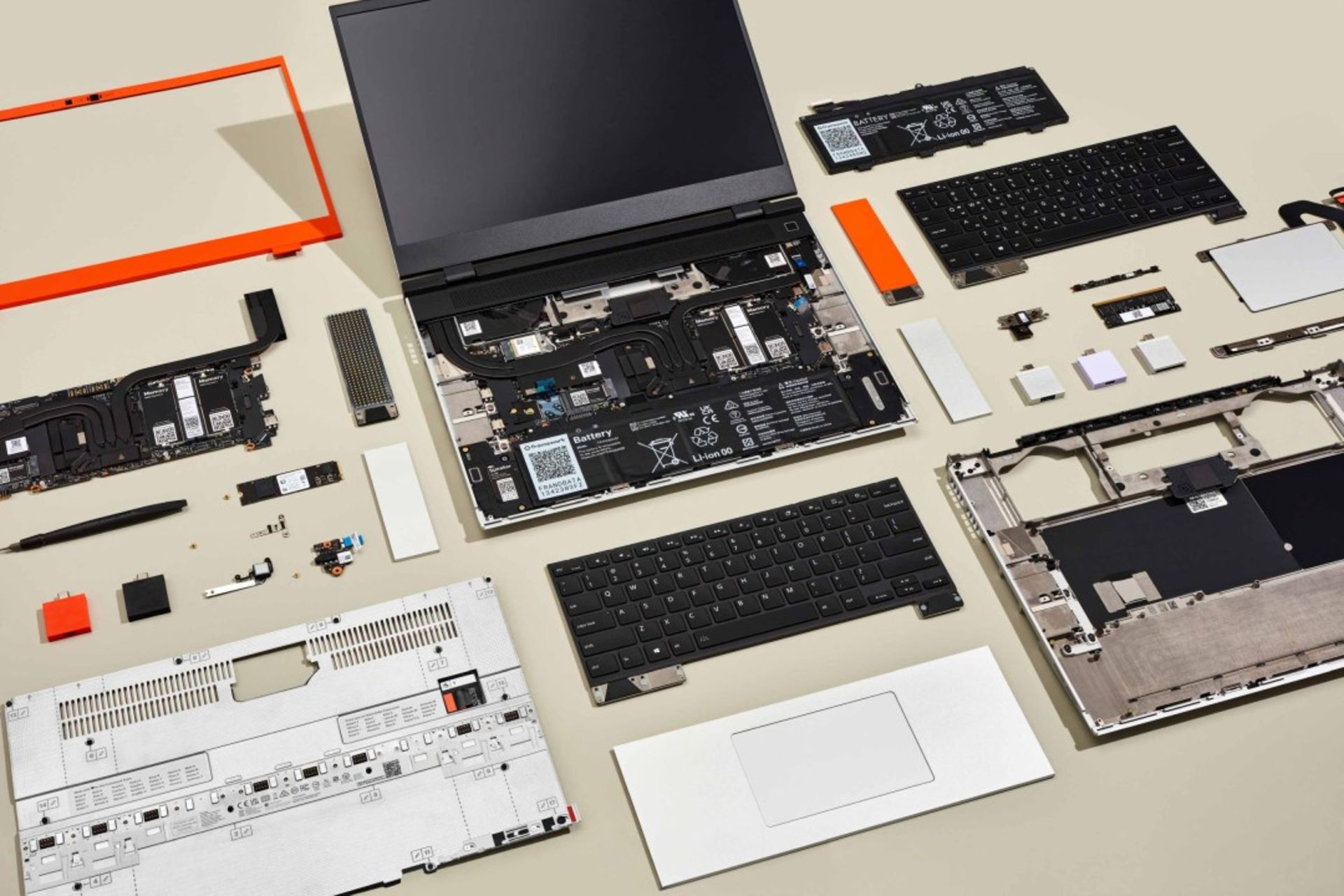 لپ‌تاپ Framework Laptop 16 به‌صورت بازشده
