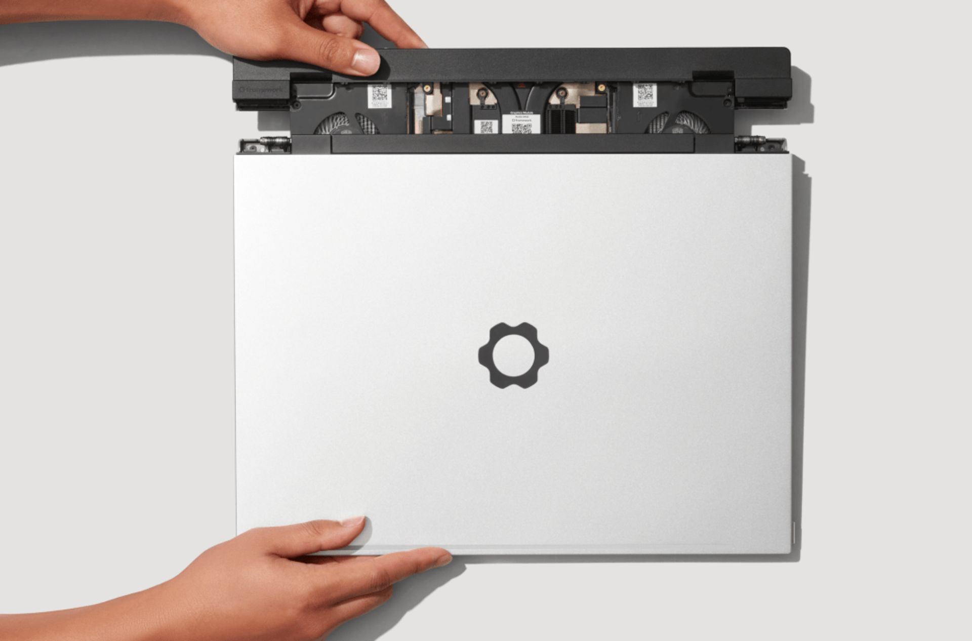 لپ‌تاپ Framework Laptop 16 در رنگ نقره‌ای