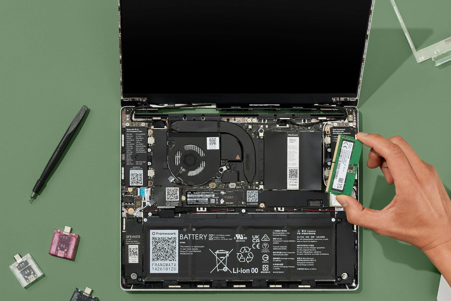 دست کاربر درحال قراردادن رم در لپ‌تاپ سفارشی فریم‌ورک 