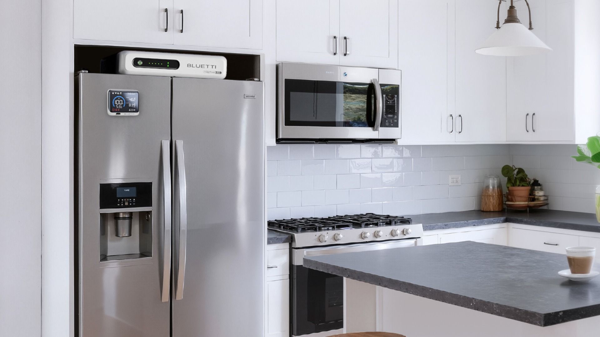 پاور استیشن Pioneer Na روی یخچال در آشپزخانه